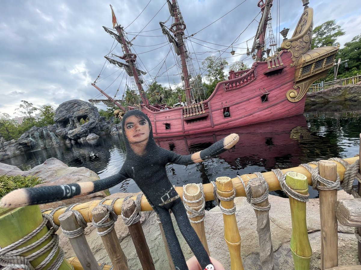 sav__m2's tweet photo. 行きたいって聞こえたので、マイケルとディズニーシーデートしてきた🚢🕴🏻♥️ピーターパンのアトラクションも乗ってきた🧚✨暑かったけどやっぱりディズニー最高だね(🎀 ơ . ơ ）#MichaelJackson  #Disney https://t.co/PP6jrgDzD8