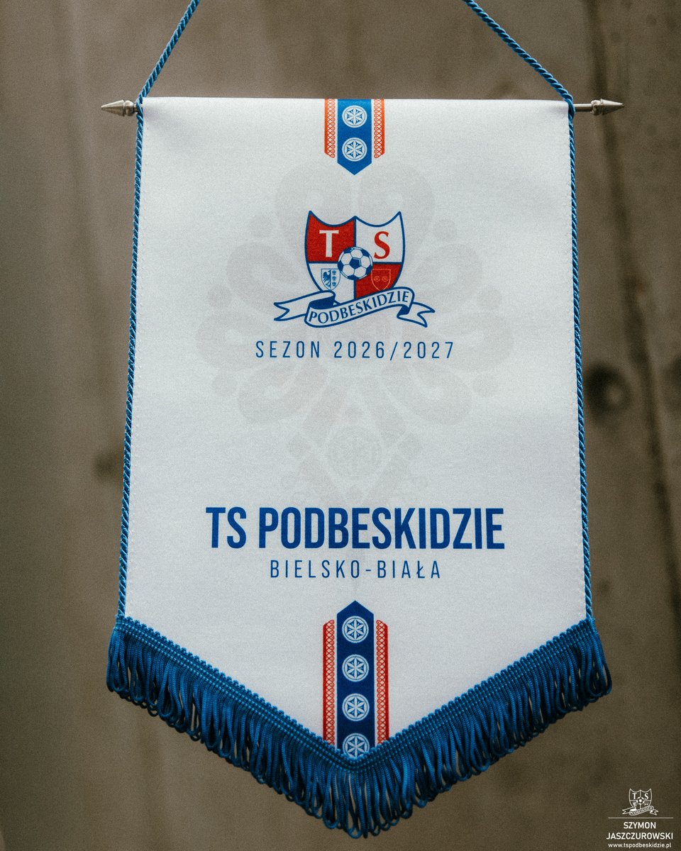 TSP_SA's tweet photo. Oficjalny proporczyk na nowy sezon ma już za sobą debiut w Legnicy, a od dzisiaj możecie już kupić swój egzemplarz w naszym klubowym sklepie 🆕🛒

Cena: 59 PLN 

𝗞𝗨𝗣 𝗧𝗘𝗥𝗔𝗭: https://t.co/9hEPfzhPkW https://t.co/AhrnPQN5JG