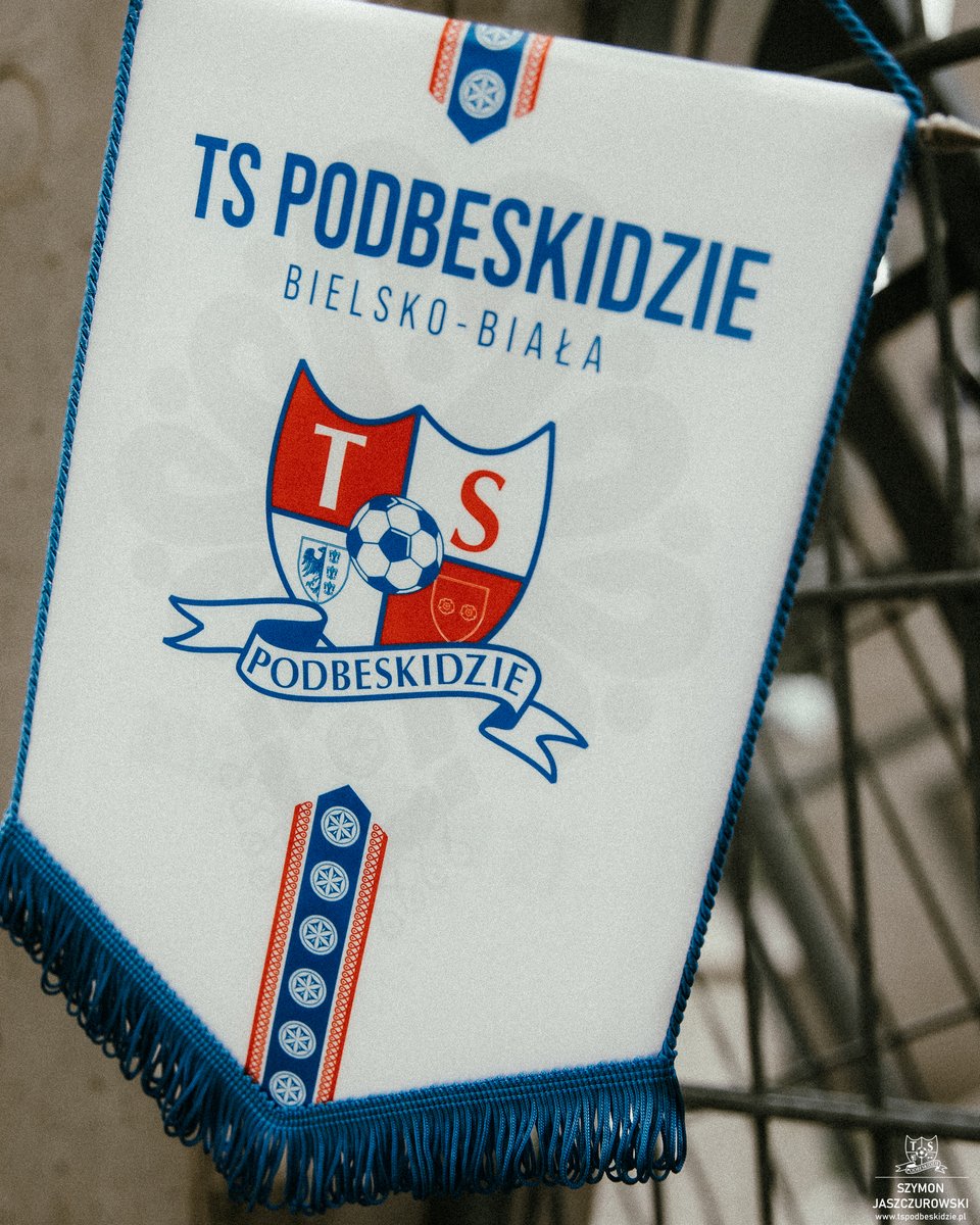TSP_SA's tweet photo. Oficjalny proporczyk na nowy sezon ma już za sobą debiut w Legnicy, a od dzisiaj możecie już kupić swój egzemplarz w naszym klubowym sklepie 🆕🛒

Cena: 59 PLN 

𝗞𝗨𝗣 𝗧𝗘𝗥𝗔𝗭: https://t.co/9hEPfzhPkW https://t.co/AhrnPQN5JG