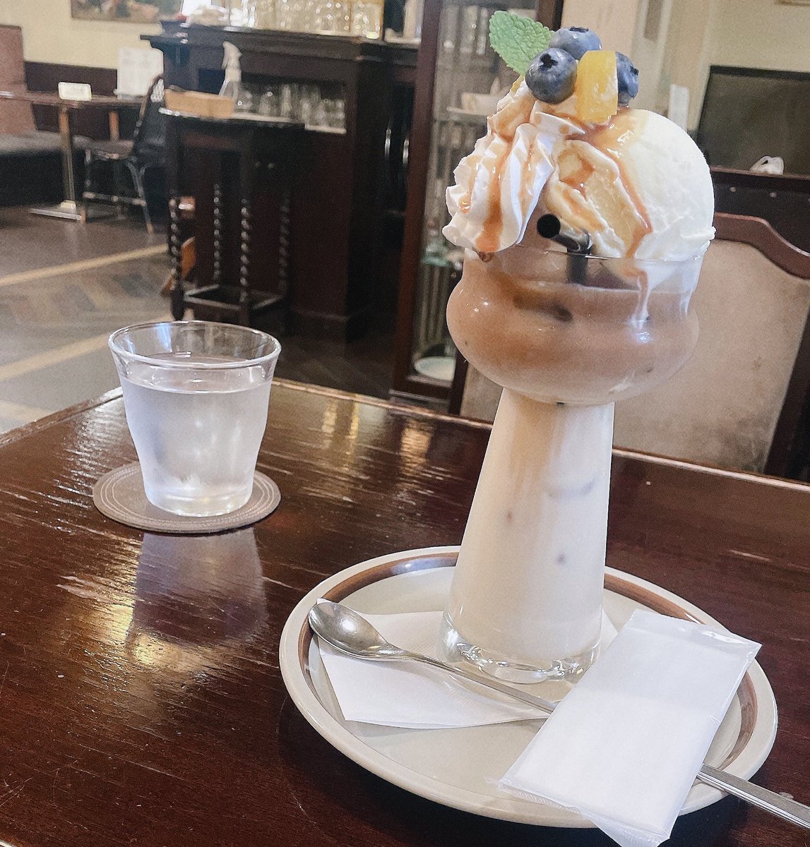 pale0805's tweet photo. 地下にある喫茶店が好きです🦢 https://t.co/uDQE7z71YG