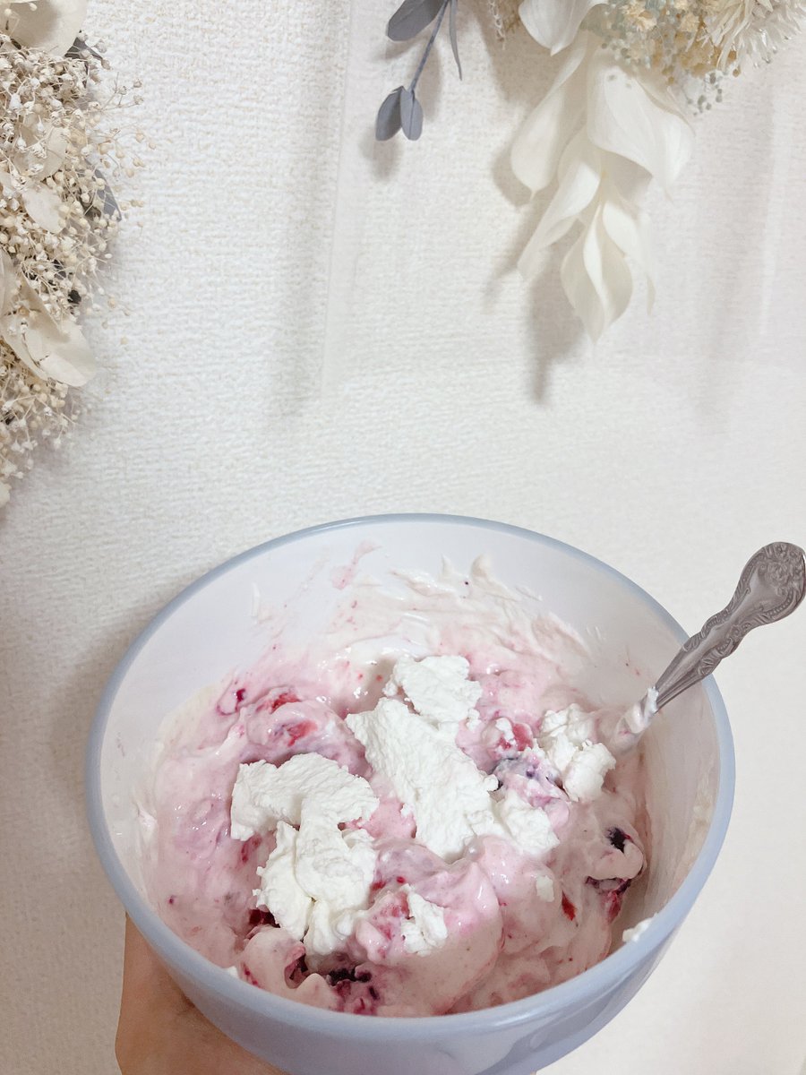 musegeranium's tweet photo. 最近はまってるﾃﾞｻﾞｰﾄ的朝ごはん⌁❤︎
ｷﾞﾘｼｬﾖｰｸﾞﾙﾄ + ｾﾞﾛｶﾛﾘｰ甘味料 + 冷凍ﾍﾞﾘｰたくさん + ｶｯﾃｰｼﾞﾁｰｽﾞ
高級なﾌﾚﾝﾁやｲﾀﾘｱﾝのｺｰｽの最後に出てきそうな味わいჱ̒՞ᴗ ̫ ᴗ՞꒱
お好みでﾊﾞﾆﾗｴｯｾﾝｽやﾚﾓﾝ果汁、ｻｲﾘｳﾑを入れてもよき.ᐟ.ᐟ https://t.co/htizHzZpLu