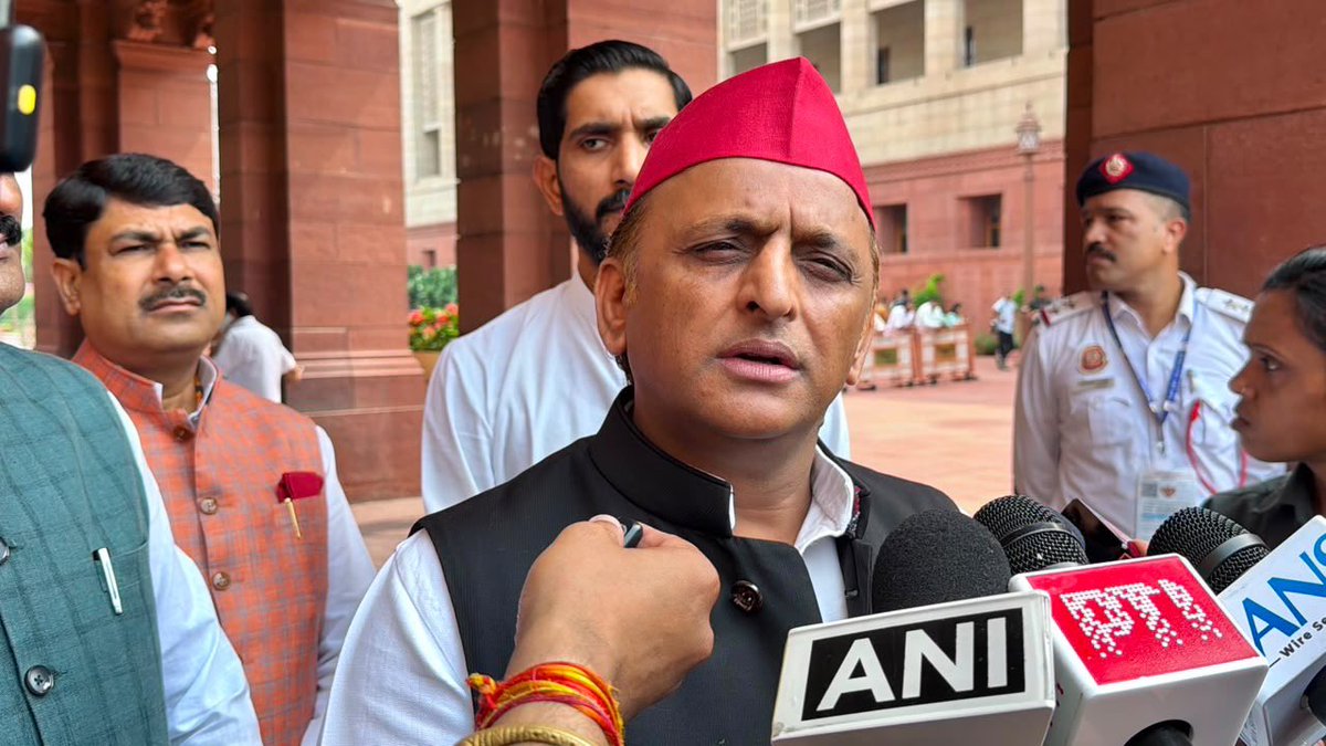 samajwadiparty's tweet photo. समाजवादी पार्टी, उत्तर प्रदेश
19, विक्रमादित्य मार्ग, लखनऊ
प्रकाशन/प्रसारण हेतु-    
दिनांकः 29.07.2026  
    समाजवादी पार्टी के राष्ट्रीय अध्यक्ष एवं पूर्व मुख्यमंत्री श्री अखिलेश यादव ने कहा  है कि भाजपा सरकार छात्रों-नौजवानों और किसानों के लिए सबसे बड़ा संकट है। उन्होंने कहा कि जो सरकार अयोध्या में प्रभु श्रीराम के दान पात्र को नहीं बचा पायी। चढ़ावा चोरी हो गया, उससे पेपर लीक रोकने की उम्मीद नहीं की जा सकती है। भाजपा ने देश के करोड़ों श्रद्धालुओं की श्रद्धा के साथ खिलवाड़ किया है, यही लोग युवाओं, नौजवानों, छात्रों के भविष्य के साथ खिलवाड़ कर रहे है।
    श्री अखिलेश यादव बुधवार को संसद परिसर में अयोध्या श्रीराम मंदिर में चढ़ावा चोरी के विरोध में समाजवादी पार्टी के सांसदों के साथ प्रदर्शन के बाद मीडिया से बात कर रहे थे।
    उन्होंने कहा कि भाजपा सरकार ही सबसे बड़ा संकट है। जब तक भाजपा सरकार नहीं जायेगी, संकट नहीं खत्म होगा। आन्दोलन के दौरान छात्रों पर पैलेट गन चला। आंसू गैस के गोले चले, लाठीचार्ज हुआ। कई छात्र, नौजवान घायल हुए हैं। उन्हें अस्पतालों में भर्ती कराना पड़ा। ये बड़े सवाल हैं, सरकार को इनका जवाब देना होगा। पुलिस और सशस्त्र बल गृह विभाग में आते हैं। सरकार बताए छात्रों और नौजवानों पर किसके आदेश पर बल प्रयोग हुआ।
    इसके साथ ही श्री यादव ने कहा कि भाजपा सरकार की गलत नीतियों से छात्र, नौजवान, किसान, मजदूर सभी दुःखी हैं। नौजवानों को नौकरी, रोजगार नहीं मिल रहा है। किसानों को समय पर खाद, बीज नहीं मिलता है। उत्तर प्रदेश में किसानों को धान की फसल के लिए डीएपी, यूरिया के लिए संघर्ष करना पड़ रहा है। सहकारी समितियों पर लाइनें लग रही है। किसान खाद के लिए भटक रहे हैं। खाद की कालाबाजारी और मुनाफाखोरी होती है। किसान परेशानी और संकट में है। भाजपा सरकार में डीएपी-यूरिया खाद सिर्फ कागजों पर उपलब्ध है। जबसे भाजपा सरकार आयी है, तबसे खाद, बीज, कीटनाशक का संकट बना हुआ है। खाद के लिए हर सीजन में किसानों को लाइनों में खड़ा रहना पड़ता है। जब-जब किसानों को खाद का संकट होता सरकार कागजी आंकड़े लेकर आ जाती। सरकार के आंकड़ों और जमीनी सच्चाई में बहुत फर्क है।
       (राजेन्द्र चौधरी)
         मुख्य प्रवक्ता