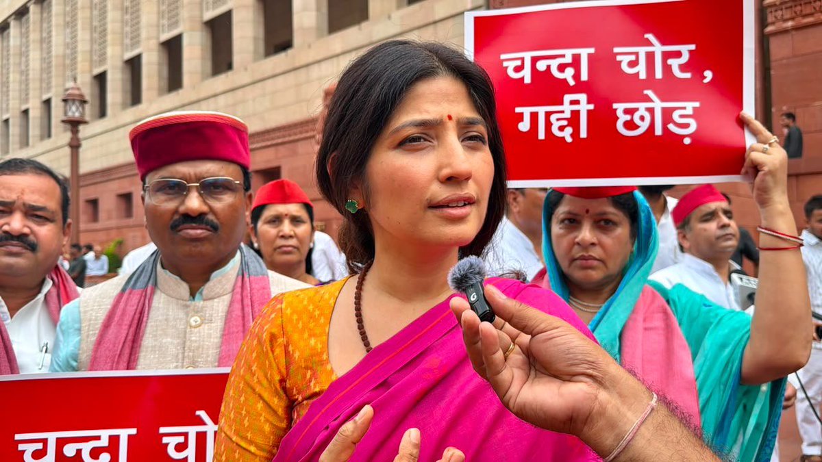 samajwadiparty's tweet photo. समाजवादी पार्टी, उत्तर प्रदेश
19, विक्रमादित्य मार्ग, लखनऊ
प्रकाशन/प्रसारण हेतु-    
दिनांकः 29.07.2026  
    समाजवादी पार्टी के राष्ट्रीय अध्यक्ष एवं पूर्व मुख्यमंत्री श्री अखिलेश यादव ने कहा  है कि भाजपा सरकार छात्रों-नौजवानों और किसानों के लिए सबसे बड़ा संकट है। उन्होंने कहा कि जो सरकार अयोध्या में प्रभु श्रीराम के दान पात्र को नहीं बचा पायी। चढ़ावा चोरी हो गया, उससे पेपर लीक रोकने की उम्मीद नहीं की जा सकती है। भाजपा ने देश के करोड़ों श्रद्धालुओं की श्रद्धा के साथ खिलवाड़ किया है, यही लोग युवाओं, नौजवानों, छात्रों के भविष्य के साथ खिलवाड़ कर रहे है।
    श्री अखिलेश यादव बुधवार को संसद परिसर में अयोध्या श्रीराम मंदिर में चढ़ावा चोरी के विरोध में समाजवादी पार्टी के सांसदों के साथ प्रदर्शन के बाद मीडिया से बात कर रहे थे।
    उन्होंने कहा कि भाजपा सरकार ही सबसे बड़ा संकट है। जब तक भाजपा सरकार नहीं जायेगी, संकट नहीं खत्म होगा। आन्दोलन के दौरान छात्रों पर पैलेट गन चला। आंसू गैस के गोले चले, लाठीचार्ज हुआ। कई छात्र, नौजवान घायल हुए हैं। उन्हें अस्पतालों में भर्ती कराना पड़ा। ये बड़े सवाल हैं, सरकार को इनका जवाब देना होगा। पुलिस और सशस्त्र बल गृह विभाग में आते हैं। सरकार बताए छात्रों और नौजवानों पर किसके आदेश पर बल प्रयोग हुआ।
    इसके साथ ही श्री यादव ने कहा कि भाजपा सरकार की गलत नीतियों से छात्र, नौजवान, किसान, मजदूर सभी दुःखी हैं। नौजवानों को नौकरी, रोजगार नहीं मिल रहा है। किसानों को समय पर खाद, बीज नहीं मिलता है। उत्तर प्रदेश में किसानों को धान की फसल के लिए डीएपी, यूरिया के लिए संघर्ष करना पड़ रहा है। सहकारी समितियों पर लाइनें लग रही है। किसान खाद के लिए भटक रहे हैं। खाद की कालाबाजारी और मुनाफाखोरी होती है। किसान परेशानी और संकट में है। भाजपा सरकार में डीएपी-यूरिया खाद सिर्फ कागजों पर उपलब्ध है। जबसे भाजपा सरकार आयी है, तबसे खाद, बीज, कीटनाशक का संकट बना हुआ है। खाद के लिए हर सीजन में किसानों को लाइनों में खड़ा रहना पड़ता है। जब-जब किसानों को खाद का संकट होता सरकार कागजी आंकड़े लेकर आ जाती। सरकार के आंकड़ों और जमीनी सच्चाई में बहुत फर्क है।
       (राजेन्द्र चौधरी)
         मुख्य प्रवक्ता