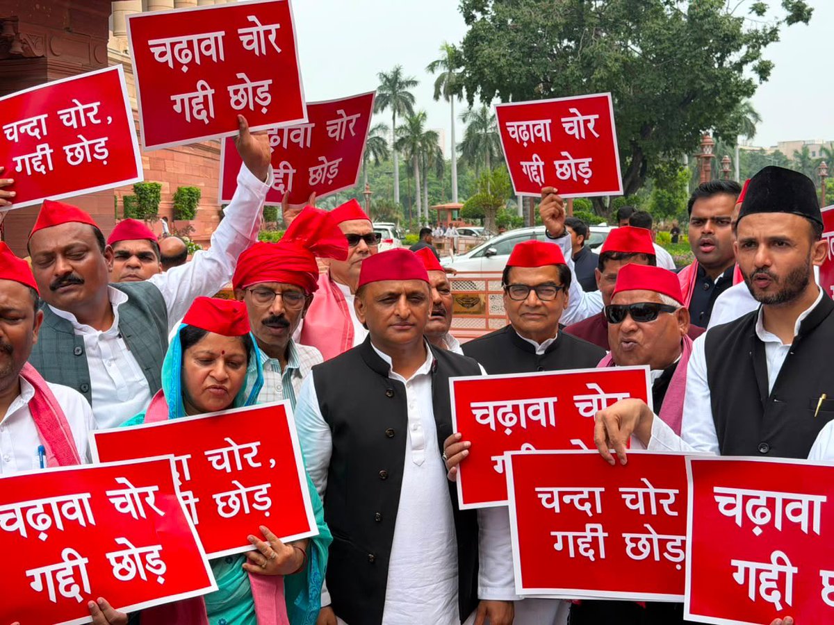 samajwadiparty's tweet photo. समाजवादी पार्टी, उत्तर प्रदेश
19, विक्रमादित्य मार्ग, लखनऊ
प्रकाशन/प्रसारण हेतु-    
दिनांकः 29.07.2026  
    समाजवादी पार्टी के राष्ट्रीय अध्यक्ष एवं पूर्व मुख्यमंत्री श्री अखिलेश यादव ने कहा  है कि भाजपा सरकार छात्रों-नौजवानों और किसानों के लिए सबसे बड़ा संकट है। उन्होंने कहा कि जो सरकार अयोध्या में प्रभु श्रीराम के दान पात्र को नहीं बचा पायी। चढ़ावा चोरी हो गया, उससे पेपर लीक रोकने की उम्मीद नहीं की जा सकती है। भाजपा ने देश के करोड़ों श्रद्धालुओं की श्रद्धा के साथ खिलवाड़ किया है, यही लोग युवाओं, नौजवानों, छात्रों के भविष्य के साथ खिलवाड़ कर रहे है।
    श्री अखिलेश यादव बुधवार को संसद परिसर में अयोध्या श्रीराम मंदिर में चढ़ावा चोरी के विरोध में समाजवादी पार्टी के सांसदों के साथ प्रदर्शन के बाद मीडिया से बात कर रहे थे।
    उन्होंने कहा कि भाजपा सरकार ही सबसे बड़ा संकट है। जब तक भाजपा सरकार नहीं जायेगी, संकट नहीं खत्म होगा। आन्दोलन के दौरान छात्रों पर पैलेट गन चला। आंसू गैस के गोले चले, लाठीचार्ज हुआ। कई छात्र, नौजवान घायल हुए हैं। उन्हें अस्पतालों में भर्ती कराना पड़ा। ये बड़े सवाल हैं, सरकार को इनका जवाब देना होगा। पुलिस और सशस्त्र बल गृह विभाग में आते हैं। सरकार बताए छात्रों और नौजवानों पर किसके आदेश पर बल प्रयोग हुआ।
    इसके साथ ही श्री यादव ने कहा कि भाजपा सरकार की गलत नीतियों से छात्र, नौजवान, किसान, मजदूर सभी दुःखी हैं। नौजवानों को नौकरी, रोजगार नहीं मिल रहा है। किसानों को समय पर खाद, बीज नहीं मिलता है। उत्तर प्रदेश में किसानों को धान की फसल के लिए डीएपी, यूरिया के लिए संघर्ष करना पड़ रहा है। सहकारी समितियों पर लाइनें लग रही है। किसान खाद के लिए भटक रहे हैं। खाद की कालाबाजारी और मुनाफाखोरी होती है। किसान परेशानी और संकट में है। भाजपा सरकार में डीएपी-यूरिया खाद सिर्फ कागजों पर उपलब्ध है। जबसे भाजपा सरकार आयी है, तबसे खाद, बीज, कीटनाशक का संकट बना हुआ है। खाद के लिए हर सीजन में किसानों को लाइनों में खड़ा रहना पड़ता है। जब-जब किसानों को खाद का संकट होता सरकार कागजी आंकड़े लेकर आ जाती। सरकार के आंकड़ों और जमीनी सच्चाई में बहुत फर्क है।
       (राजेन्द्र चौधरी)
         मुख्य प्रवक्ता