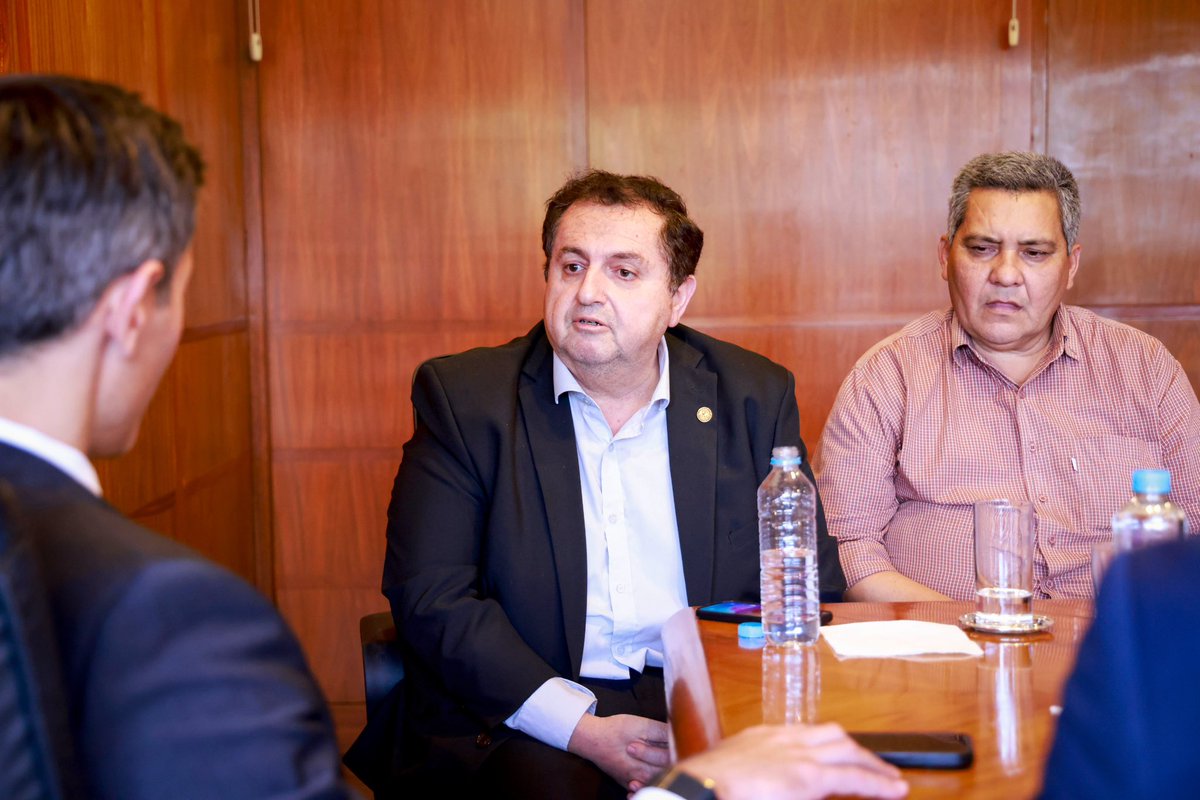 MIC_PY's tweet photo. #MIC | Concepción impulsa su desarrollo industrial 🏭
El ministro @mriquelme1 se reunió con el diputado Arturo Urbieta y emprendedores del sector industrial de Concepción para identificar oportunidades de crecimiento en la región.
Se presentaron dos herramientas clave: la reserva de mercado del 10% para Mipymes y la expansión de los Centros de Desarrollo Empresarial, que brindan acompañamiento técnico a los emprendimientos.
🔗 Nota completa en: https://t.co/gPOJ1JeW3g
#GobiernoDelParaguay