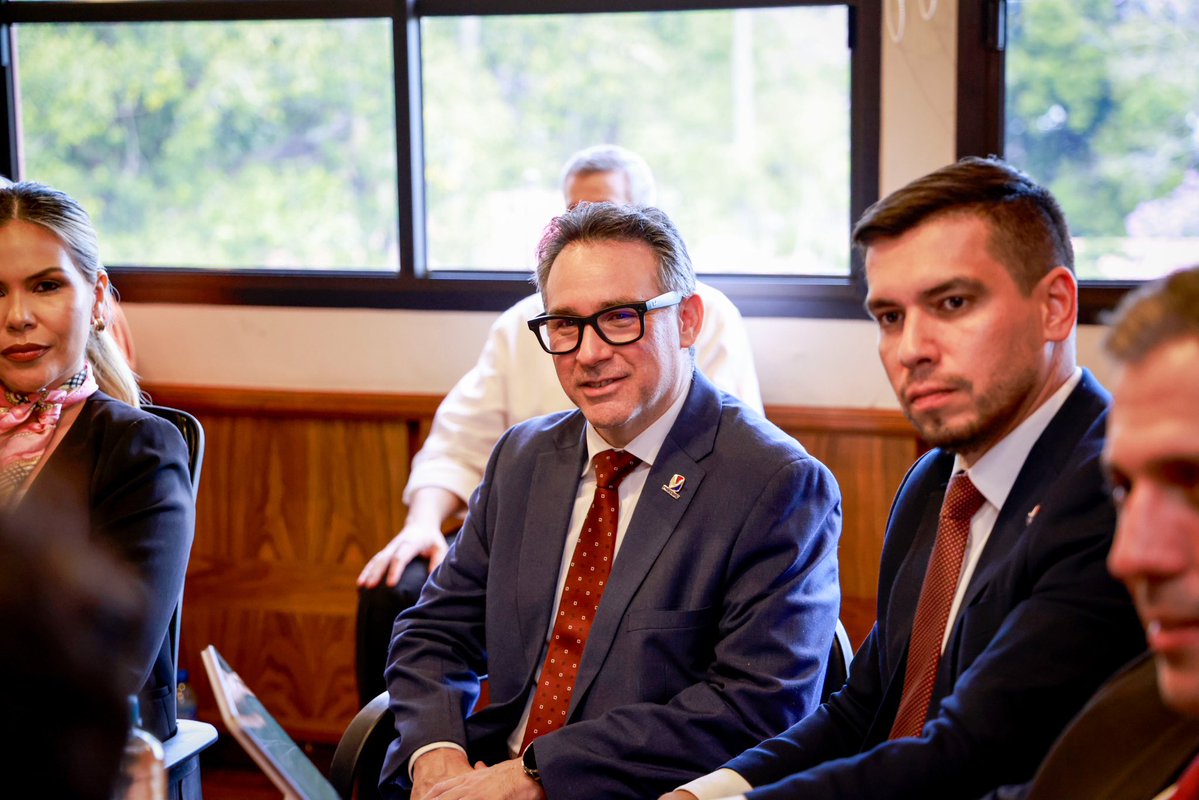MIC_PY's tweet photo. #MIC | Concepción impulsa su desarrollo industrial 🏭
El ministro @mriquelme1 se reunió con el diputado Arturo Urbieta y emprendedores del sector industrial de Concepción para identificar oportunidades de crecimiento en la región.
Se presentaron dos herramientas clave: la reserva de mercado del 10% para Mipymes y la expansión de los Centros de Desarrollo Empresarial, que brindan acompañamiento técnico a los emprendimientos.
🔗 Nota completa en: https://t.co/gPOJ1JeW3g
#GobiernoDelParaguay