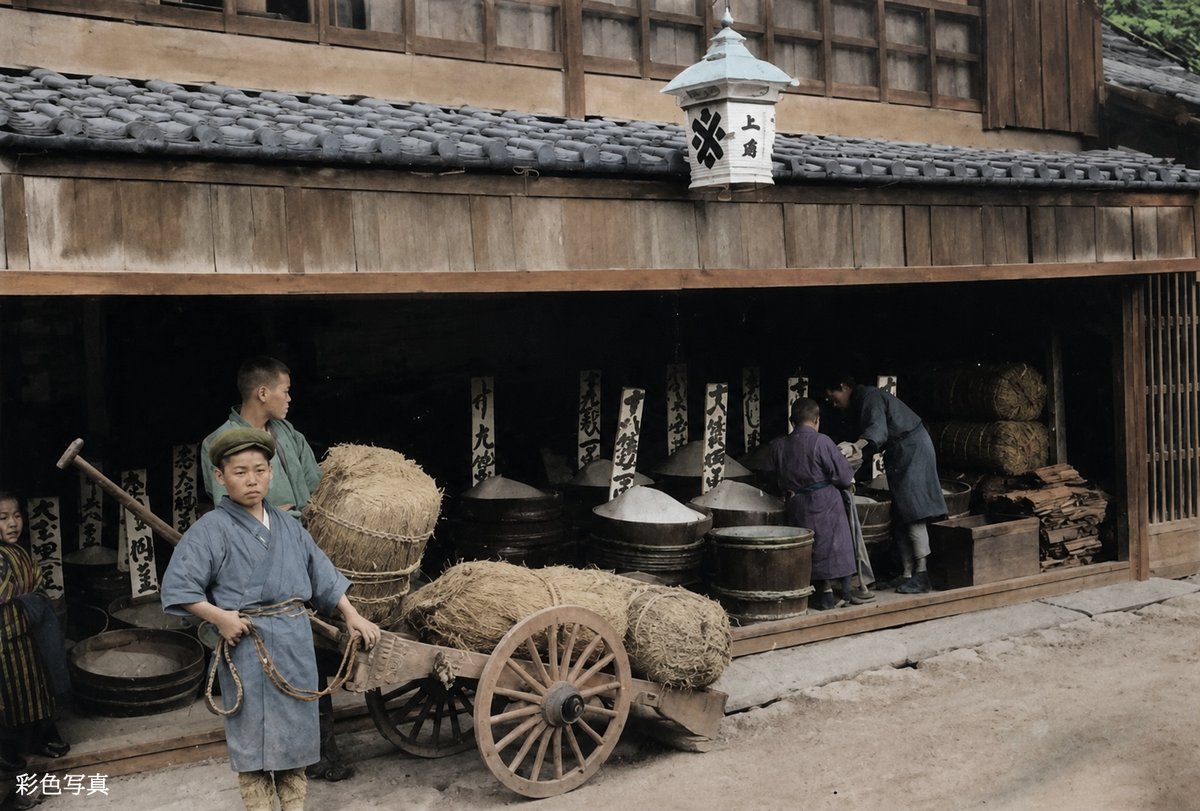 old_nippon's tweet photo. 1907年（明治40年）頃に撮影された日本の米屋。神戸を拠点に活動していた写真家、高木定次郎によって撮影されました。当時の米屋では、様々な等級の米が桶に入れて販売されていました。 https://t.co/fSSLzpH9s7