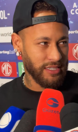liberta___depre's tweet photo. Walter Casagrande no UOL News Esporte, defende Neymar sobre supostas cobranças aos jogadores jovens do Santos: 'Houve sacanagem com o Neymar; querem fazer dele um vilão'

"Ninguém estava no vestiário. A gente não sabe o que aconteceu. Então, a gente tem que acreditar na palavra daqueles que estão falando. Eu, como ex-jogador, sempre achei que vestiário acontece de tudo. Depois de uma partida ruim, depois de uma vitória, depois de um erro, o jogador sai com a cabeça quente, às vezes cobra demais um companheiro, às vezes sai grito, já teve empurrão no vestiário. O que não pode acontecer é agressão física. Agora, cobrar dentro do vestiário, principalmente logo após um jogo, é coisa normal.

O que o Cuca não pode admitir é que saia do vestiário uma coisa dessa. Isso aí é inadmissível. Você expor um jogador que dentro do vestiário cobrou ou não cobrou, gritou ou não gritou, com um, com dois, com três ou com o time inteiro? Isso daí é querer criar mesmo uma confusão, querer criar uma polêmica.

Eu achei uma sacanagem. Quem fez isso quer prejudicar o Neymar? Quer aumentar a imagem negativa que o Neymar tem nesse momento com a maioria das pessoas? Quer fazer com que o Neymar seja um vilão o tempo todo? Então, tem alguém lá dentro ou algumas pessoas lá dentro que têm interesse de colocar essa situação, de envolver uma polêmica com o Neymar o tempo todo."

Via: @UOLEsporte 

📷Uol / 📷Divulgação