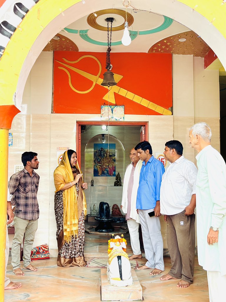 suchetasinghbjp's tweet photo. आज अपने ब्लॉक भोजपुर के ग्राम गदाना  में स्थित बड़ा शिव मन्दिर में गुरु पूर्णिमा के पावन अवसर पर उपस्थित होकर गुरुजन को अंगवस्त्र पहनाकर आशीर्वाद प्राप्त किया ।। 💐💐🙏🏻 https://t.co/zY95GFHyEM