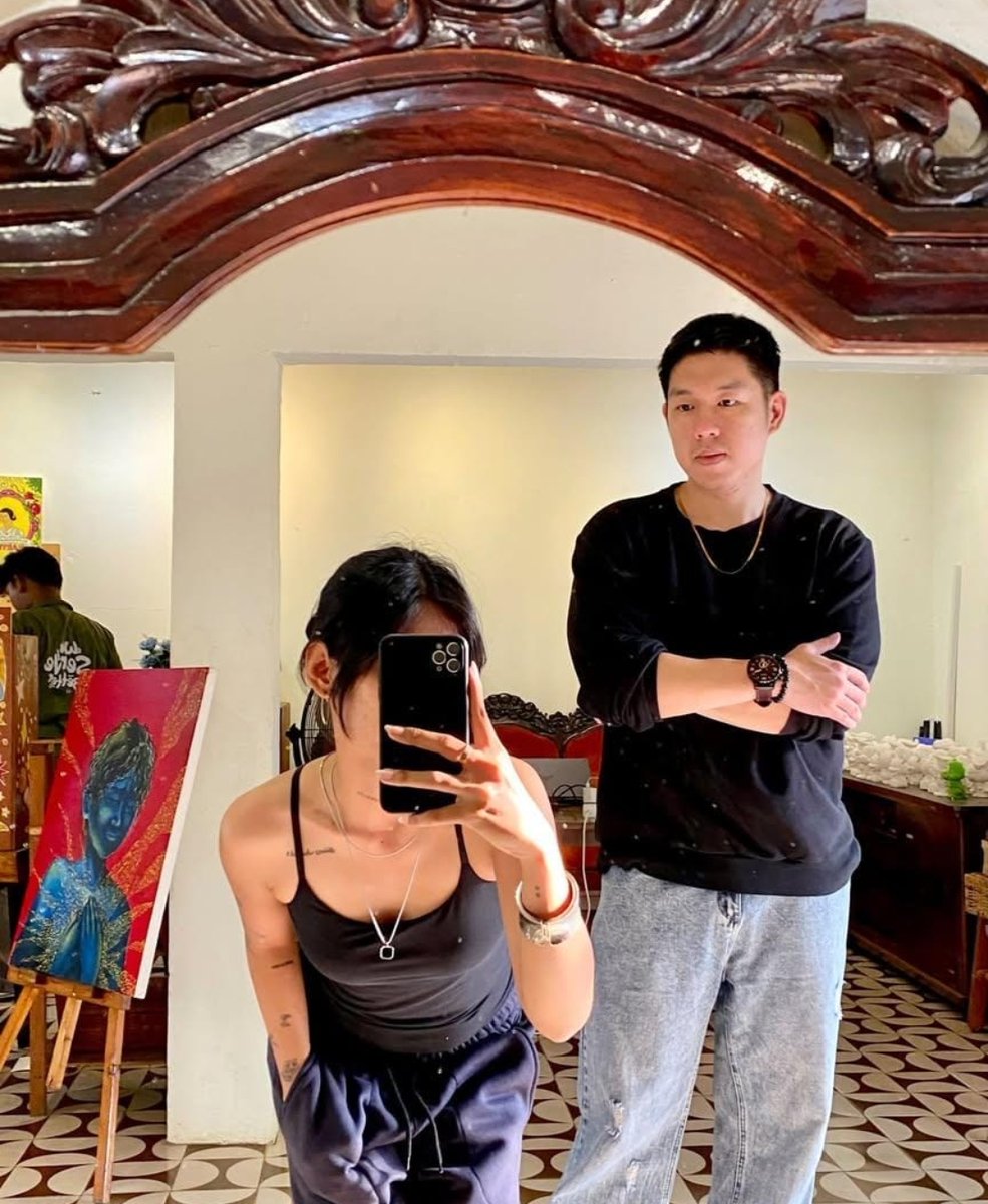 popdatsh1ttt's tweet photo. barangkali disini ada yang kenal cowo difoto ini? Nick Soriano, gatau orang mana tp katanya itu suaminya di tiap video tiktok dia. kalo misal udh nikah bisa kali ya kohhh bayarin utangnya natasha,bukan malah lindungin dgn ngeblock semua korbannya. https://t.co/7mCW71HoHF