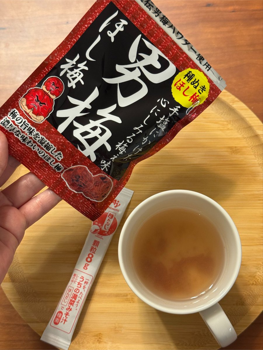 mariegohan's tweet photo. おやつコーナーに売ってる「干し梅」を、お湯に入れてお箸でほぐし、ほんだしを少し入れたらほっこり温まる梅だし湯になります。

だしのうま味を梅の酸っぱさが広げ、身体がほぐれるようなおいしさ。常温保存できるので防災セットに入れておきたい。

お身体を大切になさってください。 https://t.co/lMCFb6CGG8