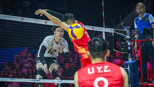 livedoornews's tweet photo. 【男子バレー】日本がチーム総力戦で中国に勝利しベスト4進出、史上初の金メダルまであと2勝
https://t.co/3mh0DveUuZ

完全アウェーの中で第1セットを落とすも逆転。第4セットは一進一退の攻防が続いたが、最後は日本が勝利をつかんだ。準決勝ではイタリアvsアメリカの勝者と対戦する。 https://t.co/ogUUqH6mPa