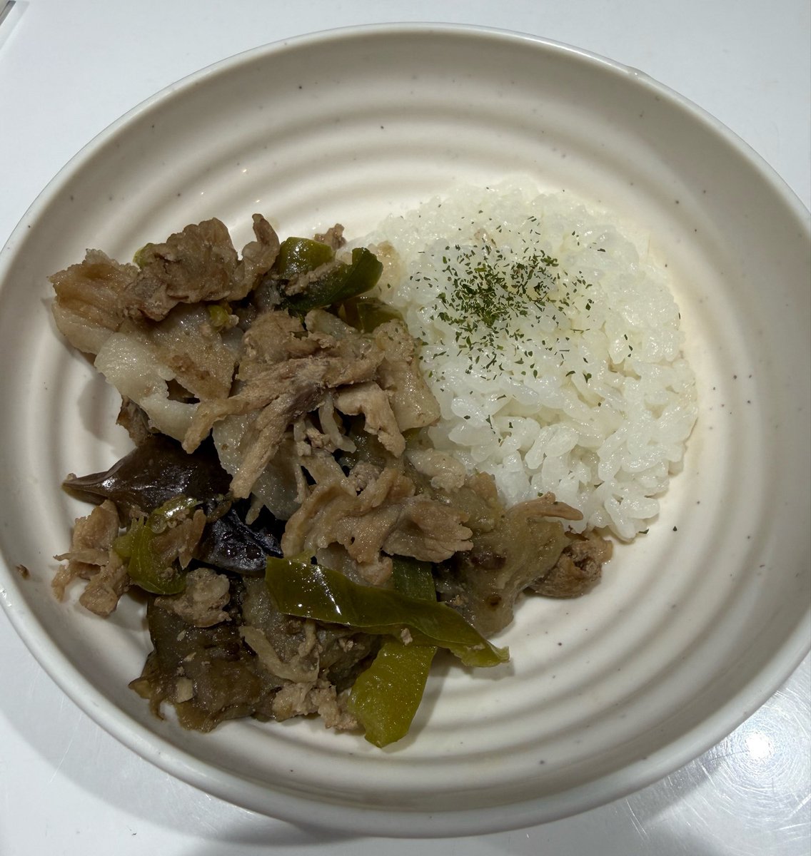 shosho1221825's tweet photo. まきさんの手作りお料理🧑🏻‍🍳
1.豚肉と揚げなすのオイスターソース炒め
2.チキンとパプリカのトマト煮
とっても美味しいまきさんの手作りお料理頂きました😋
なすが苦手だったけど、揚げなすの美味しさを発見しました‼️まきさんのおかげで自分の好きな物を見つけることが出来ました😊
腹ぱん幸せ♡♡ https://t.co/59PiuHMOhd