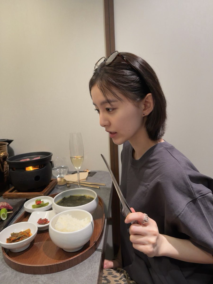 jihupak's tweet photo. 촬영하고 공연하느라 바쁜 사람들~  이런 걸 '카페에서 놀기'라고 하는 거예요 🤪 너무 바빠서 잊어버렸을까 봐 알려드립니다 🤭 ㅎㅎㅎㅎㅎ https://t.co/XHHmXN6Jvq