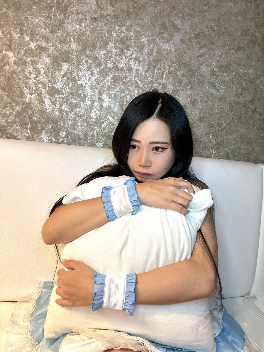 aikawa_site's tweet photo. 21時から1人営業だから配信したのに全然みんな見に来てくれなくて鬱。
ひとりぼっちは寂しいだよぉー😔
会いに来てっ！！！ https://t.co/NGyYMzvVUF