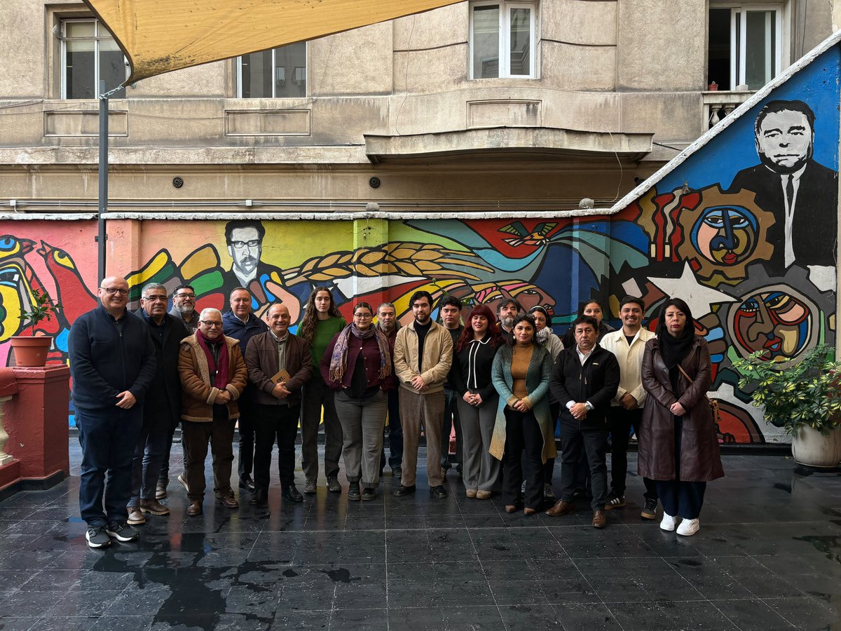 la_Fech's tweet photo. Ayer nos reunimos con @Cutchile para levantar una agenda conjunta que le haga frente a la precarización de la reforma laboral del gobierno ✊🏻🪏 https://t.co/6AsmbxO346
