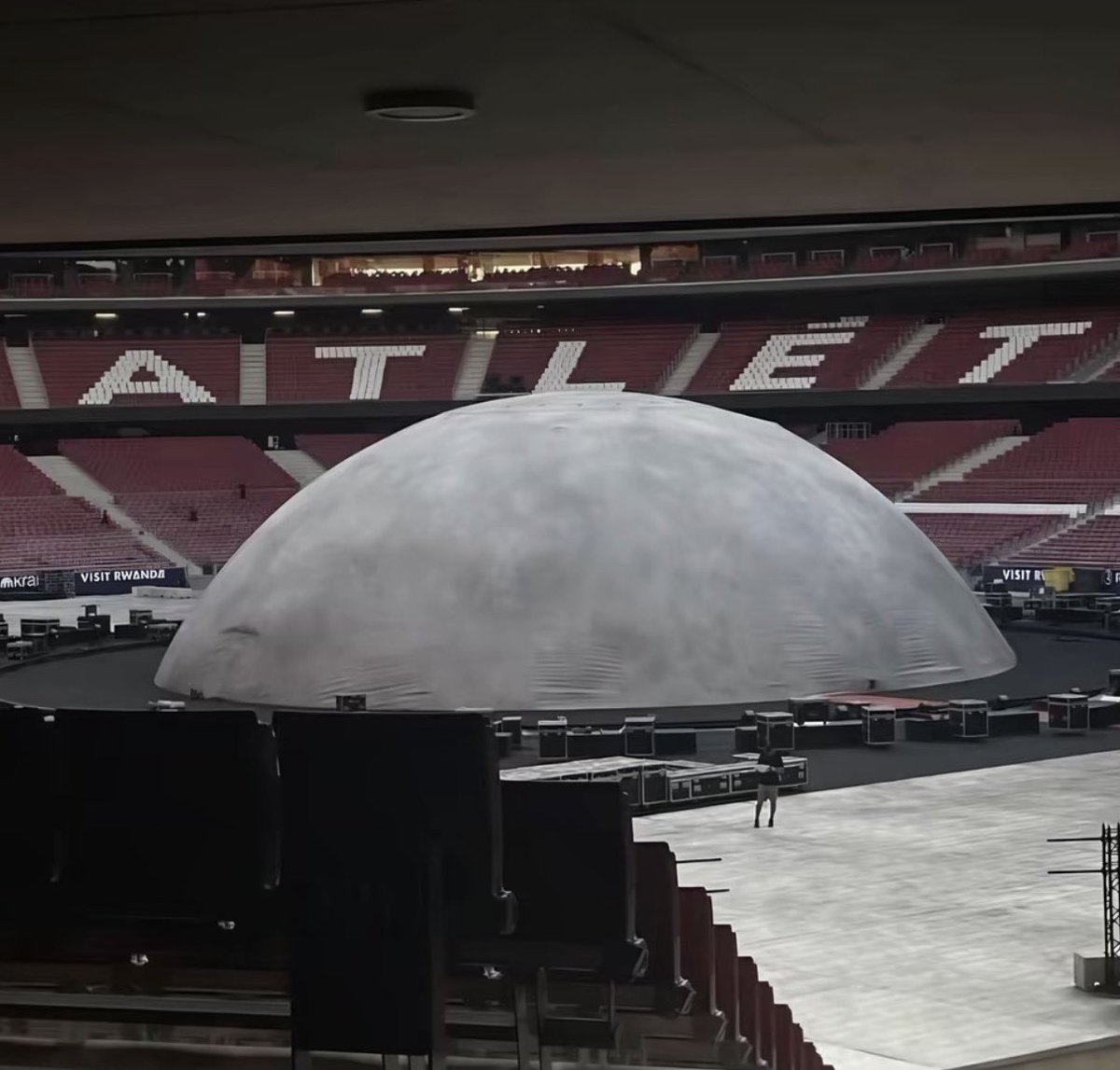 GhostTownYZY's tweet photo. The GLOBE is ready 🇪🇸🏟️ https://t.co/0QsGPh29GE