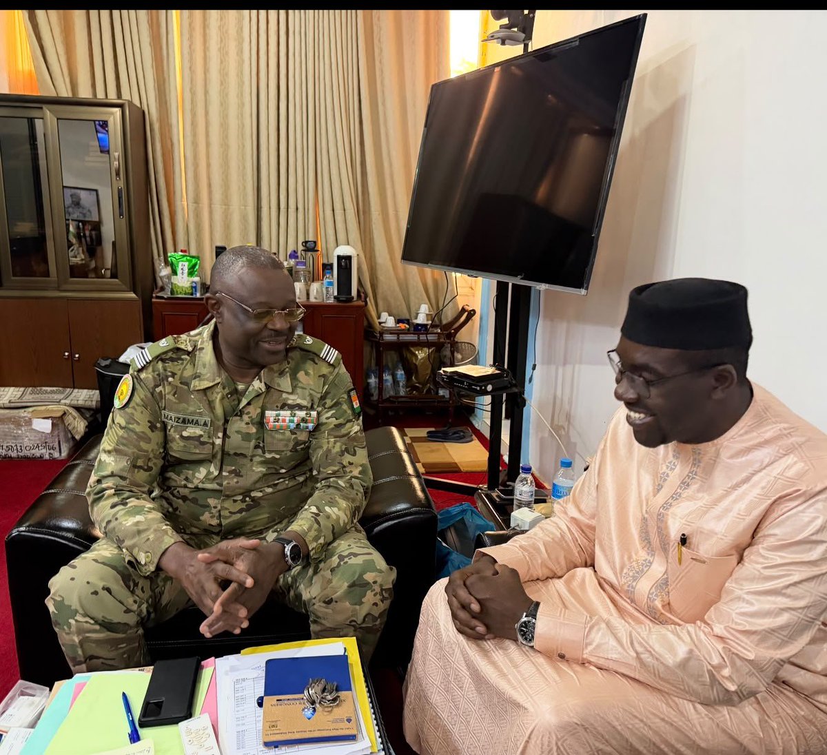 PnudNiger's tweet photo. 🤝 Renforcer la coopération pour une planète saine ! Le Représentant Résident du @PNUDNiger a échangé avec le Ministre de l’Hydraulique et de l’Environnement sur les priorités communes et la consolidation du partenariat stratégique au service des populations nigériennes. 🇳🇪🌍 https://t.co/CPvX4I4dU9