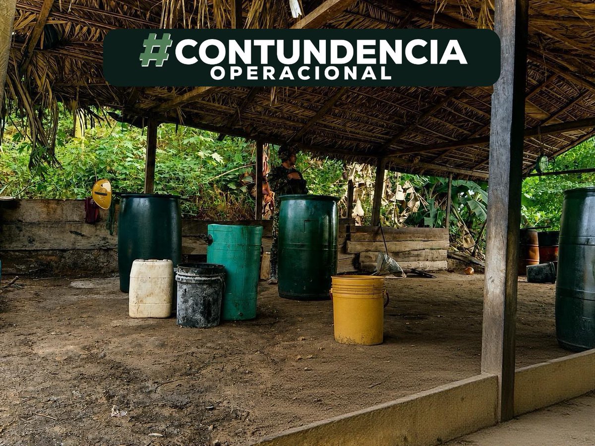 Ejercito_Div2's tweet photo. #ContundenciaOperacional || Soldados del Batallón de Operaciones Terrestres N.° 9 de la #FuerzaDeTareaVulcano ubicaron y destruyeron de forma controlada una estructura dedicada al procesamiento de alcaloides en  zona rural de La Gabarra, jurisdicción de Tibú #NorteDeSantander.

Durante la operación militar se incautaron más de 135 galones de insumos líquidos, más de 100 kg de insumos sólidos y material utilizado para la producción de pasta base de coca.

Con esta acción se afectan las economías ilícitas del GAO ELN y se debilita la capacidad criminal de este grupo armado ilegal en la región.
