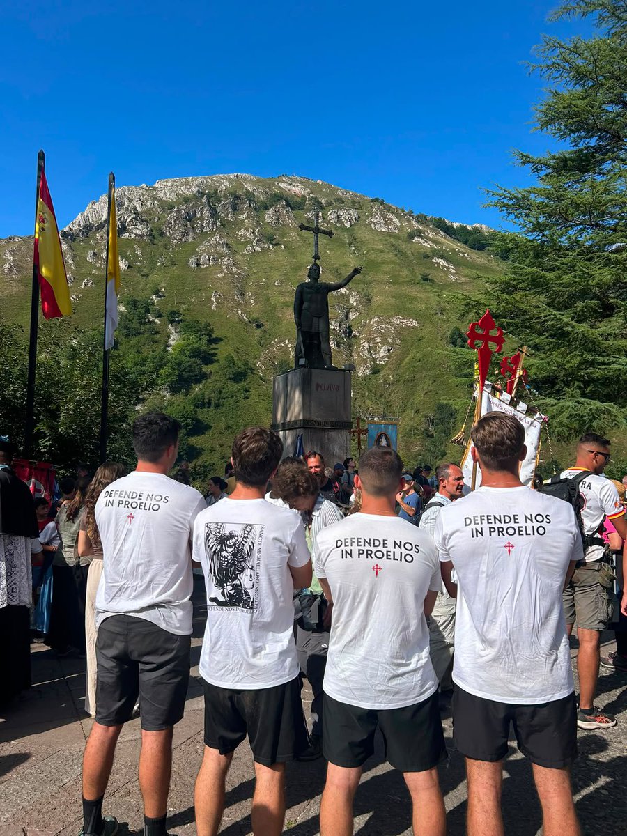 ORATE_'s tweet photo. A los pies de la Santísima Virgen de Covadonga, nuestros miembros han peregrinado junto a @nscristiandades , recorriendo un camino de oración, sacrificio y penitencia hacia la cuna de España. Allí donde comenzó la Reconquista, renovamos nuestra fidelidad a Cristo Rey. https://t.co/JRMsz6dczN