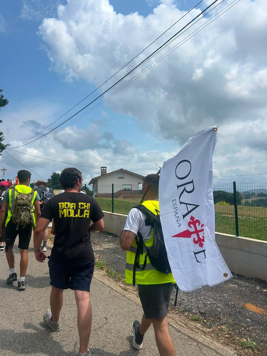 ORATE_'s tweet photo. A los pies de la Santísima Virgen de Covadonga, nuestros miembros han peregrinado junto a @nscristiandades , recorriendo un camino de oración, sacrificio y penitencia hacia la cuna de España. Allí donde comenzó la Reconquista, renovamos nuestra fidelidad a Cristo Rey. https://t.co/JRMsz6dczN