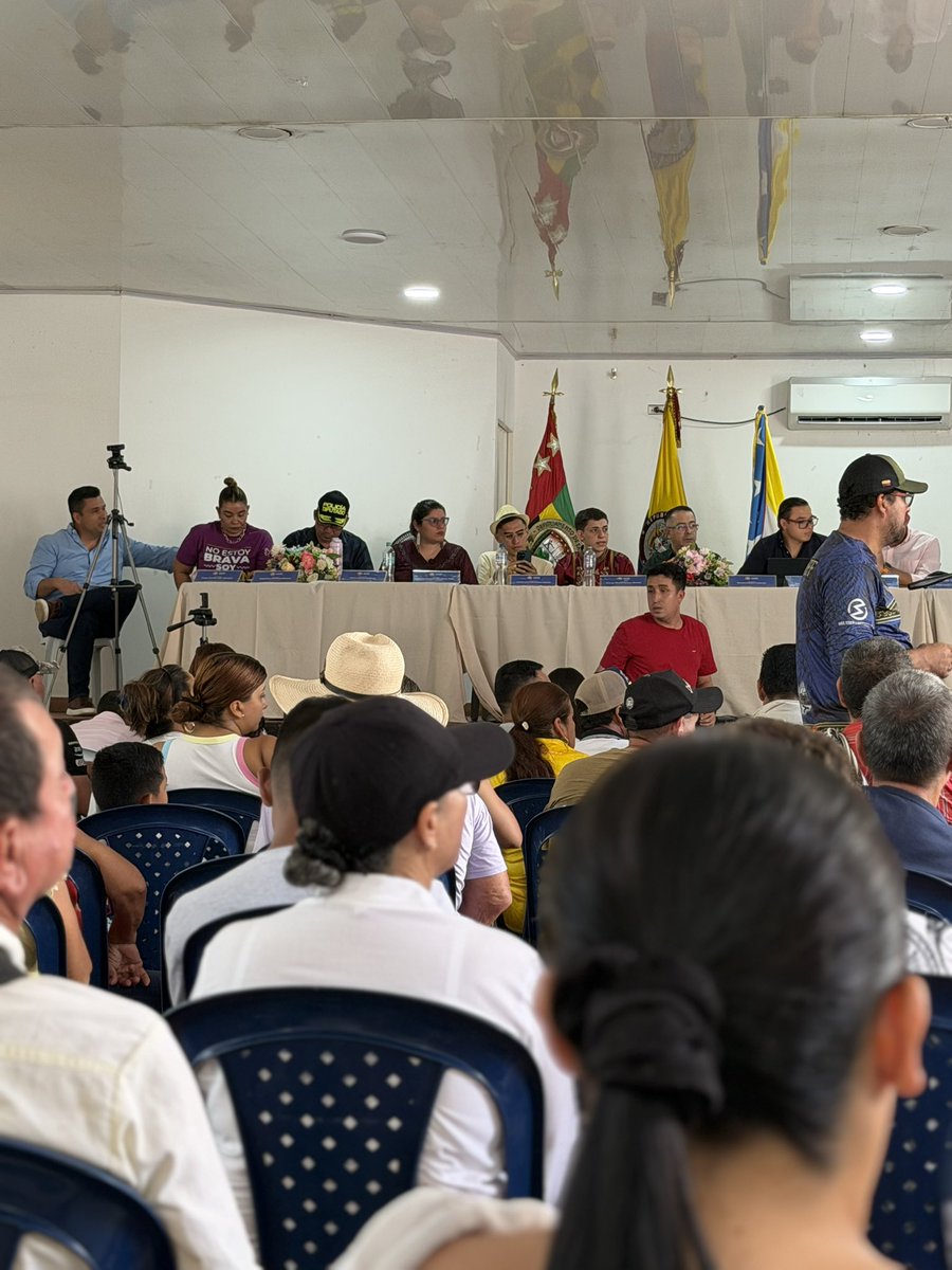 hugoacardozo's tweet photo. Recorrer los municipios y escucharlos a ustedes siempre será grato. Esta vez, desde Cimitarra📍en una sesión descentralizada que nos deja tareas importantes y nuevos compromisos para seguir beneficiando a las provincias en áreas como infraestructura, vías, vivienda, sistemas productivos, entre otros. @addsantander