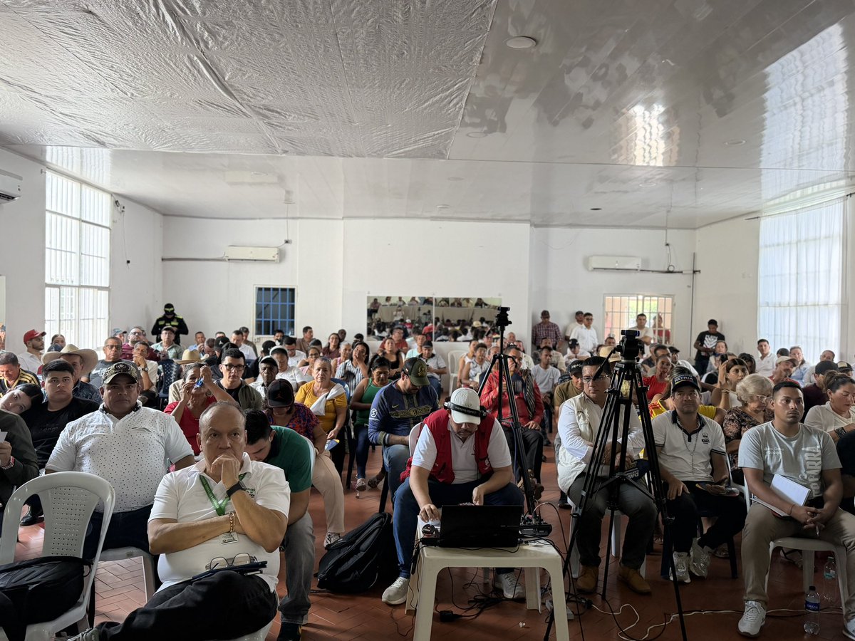 hugoacardozo's tweet photo. Recorrer los municipios y escucharlos a ustedes siempre será grato. Esta vez, desde Cimitarra📍en una sesión descentralizada que nos deja tareas importantes y nuevos compromisos para seguir beneficiando a las provincias en áreas como infraestructura, vías, vivienda, sistemas productivos, entre otros. @addsantander