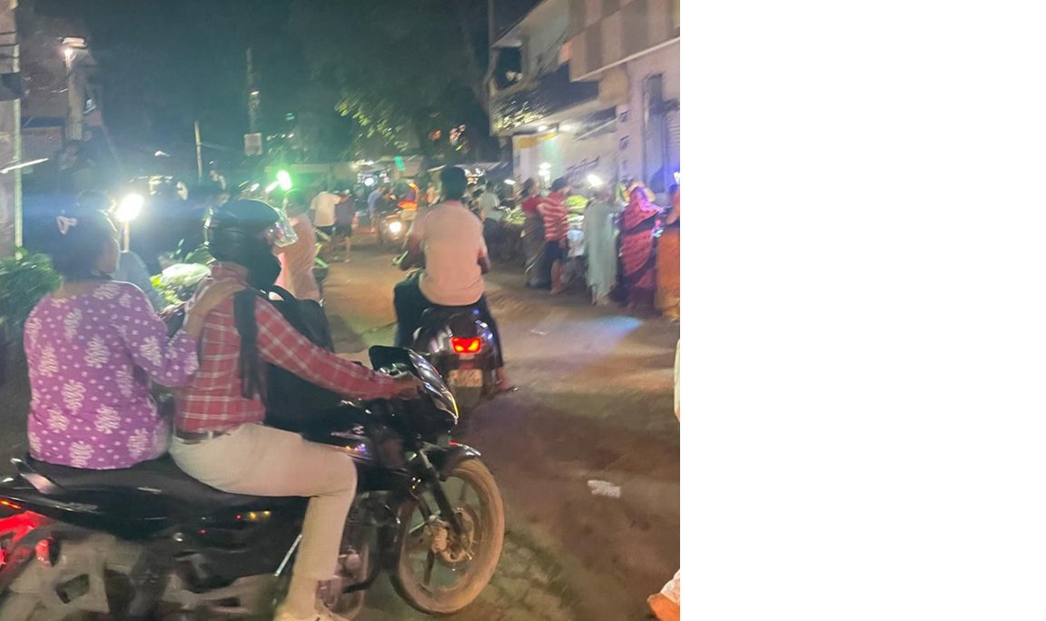 UNaagar's tweet photo. Vidhayak ji 🙏

Khichripur-Kalyanpuri main road (Block 9) par encroachment aur sabzi waalon ne poora road block kar rakha hai. Daily yahan next-level traffic jam hota hai aur ambulances/fire brigades tak phas jaati hain.

Kondli ke log saalon se is mess ko jhel rahe hain. It’s literally a life-or-death situation right now. Please get this sorted ASAP and clear the road!