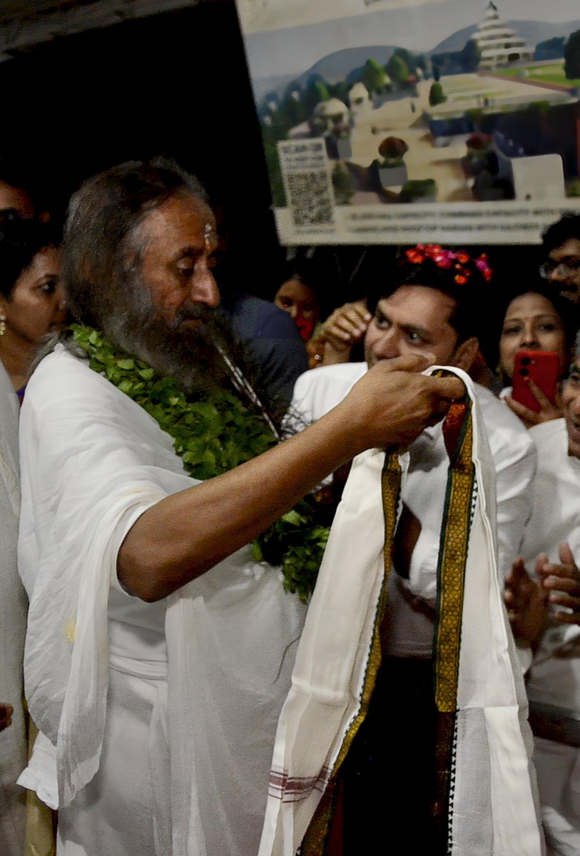 Iamsagarkasera's tweet photo. गुरु का एक आशीर्वाद वर्षों की साधना का फल ��ोता है, पूज्य @Gurudev श्री श्री रविशंकर जी का स्नेह, आशीर्वाद और करुणामयी मुस्कान जीवन की अमूल्य पूँजी है। असंख्य श्रद्धालुओं के बीच उनका स्नेह मिलना ईश्वर की विशेष कृपा से कम नहीं।

#Gurudev #SriSriRaviShankar #GuruPurnima #ArtOfLiving https://t.co/5PvTBHunl4