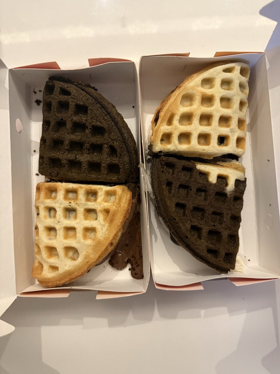 pawansoodin's tweet photo. @harshamjty Is @Swiggy allowing kitchens to copy branding, menu, &amp; even images of brands like @belgianwaffleco, while delivering substandard products that are nothing like advertised?

Selling soggy, low-quality food under misleading listings is a food safety risk. https://t.co/c71zUYZWFR