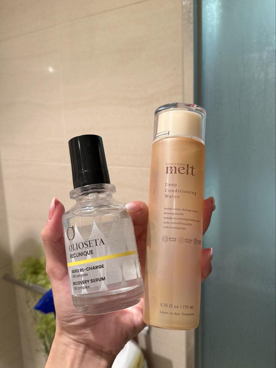 yomeckbi's tweet photo. ズボラ女子みんなmeltのコンディショニングヘアウォーターは使ってみてほしい…。ドライヤー時間が短くなるのに、乾かしたあとの髪がまとまるの革命。何本もリピしてるけど黄色はハイダメージ毛向けだからか、最も感動した🥺ただエタノールが配合されているから、手触りさらに求めるならヘアオイルとの併用がおすすめ！私は細乾燥毛なので週3でこの組み合わせ！推しです🤍