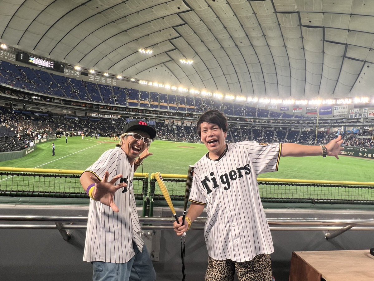 teruDT's tweet photo. マナブ兄さんと東京inオールスター戦楽しく観戦して来ました🐯🐯セリーグは負けてしまいましたがマナブさんが清宮選手ホームランゲットして僕まで嬉しすぎました
現地で声かけてくれたみなさんありがとうございます！😀
二日目は富士そば食べたりもんじゃ食べて楽しすぎた😁
＃マイナビオールスター https://t.co/hJw1dXKy8k