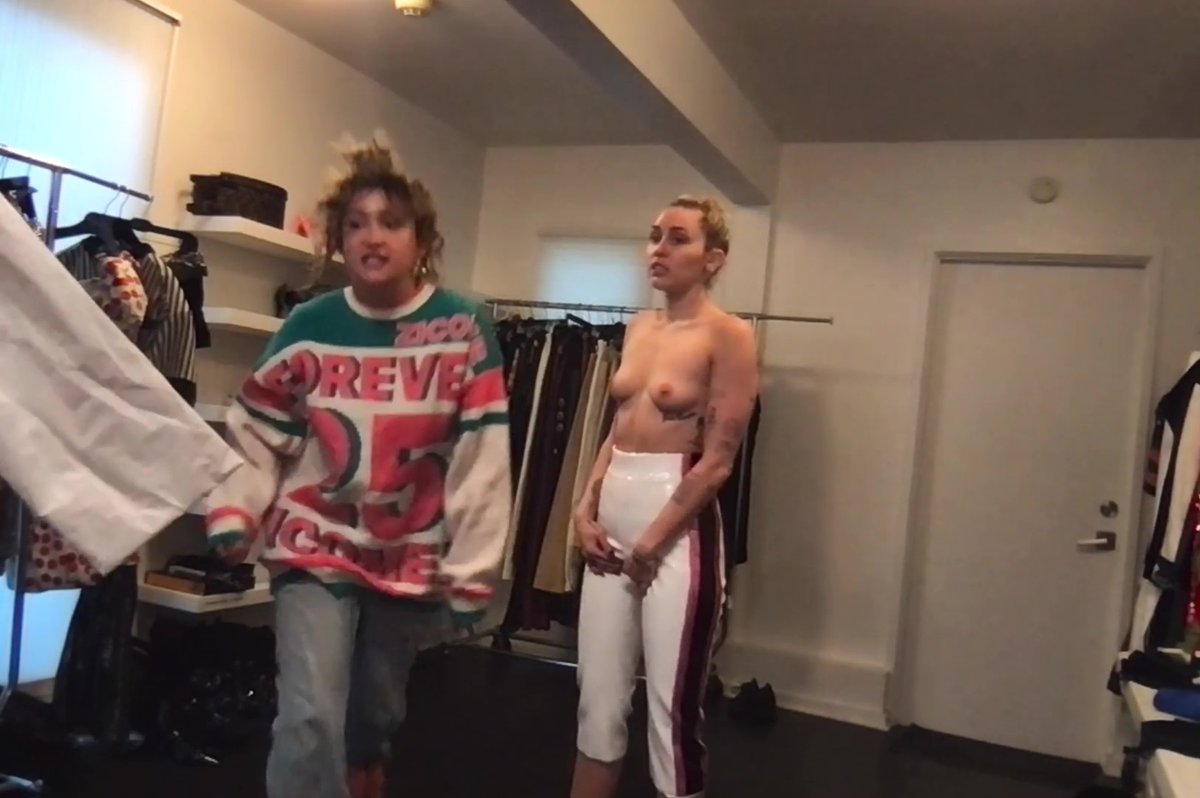 NakeD__CelebZ's tweet photo. Miley Cyrus topless in Superbowl Dressing Room!
STREAM: https://t.co/Fg6MxFUkCb https://t.co/XeWh0wxxM2