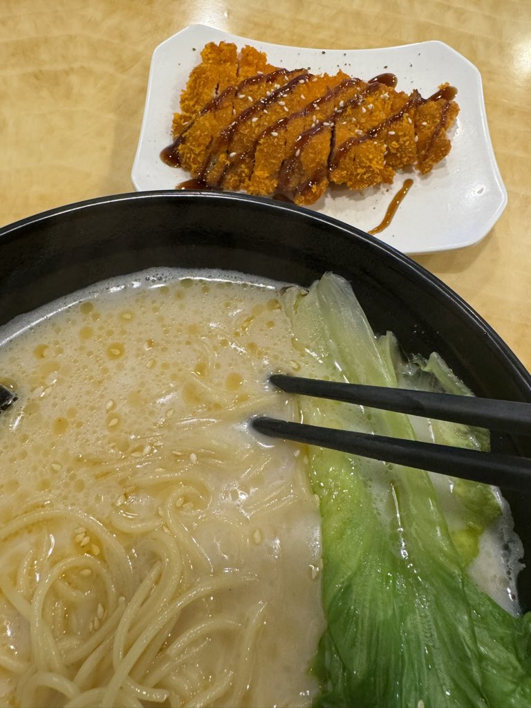 36935Yy's tweet photo. 美味啊😋最近一直在忍耐不吃饭 等着去徐州一天吃五顿……徐州你千万不能让我失望啊！ https://t.co/JJGB8nv7rE