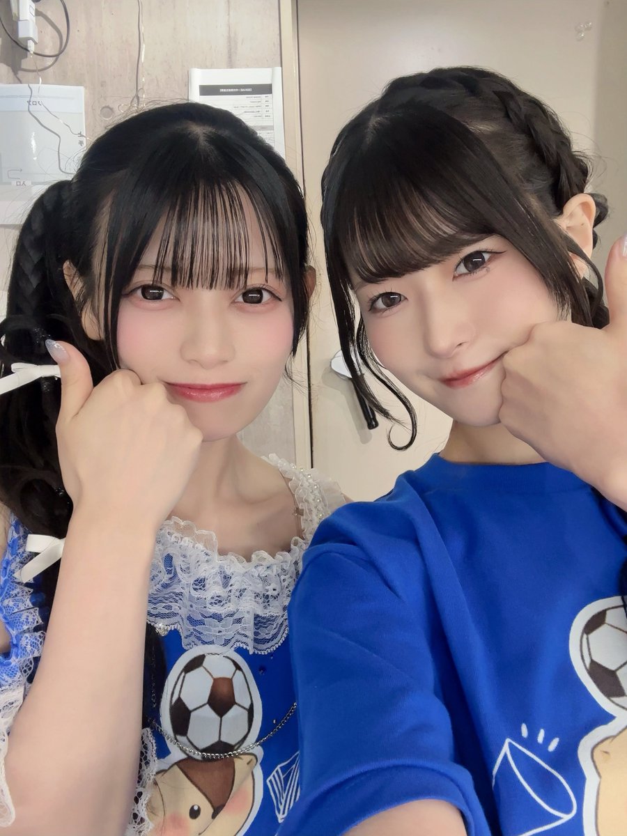 fuumi_SEKAIE's tweet photo. みゆちゃん生誕ありがとうございました!!青いっぱいのフロア癒やされた~💙みゆちゃんとライブ中に目合うとこ超にこにこで特別かわいくて幸( ˆˆ )♪ カバー曲の“サカサマサマー“は私も特に好きな曲だから一緒にできて最高にたのしかったです😎
改めてみゆちゃんお誕生日おめでとう㊗️ˊ˗

生誕2days、特に主役な2人と生誕委員のみなさんお疲れさまです( ˘ᴗ˘ )♡