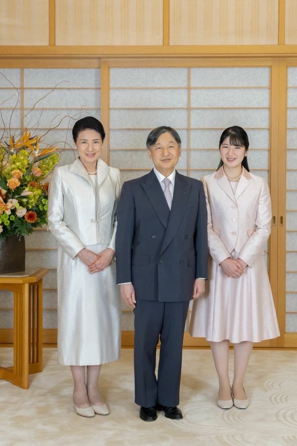 mariyatomoko's tweet photo. 宮内庁は、天皇、皇后両陛下と長女愛子さまが8月3日から予定していた静岡県下田市の須崎御用邸での静養を取りやめられると発表しました。
熊本県の地震で甚大な被害が生じていることに心を痛めていらっしゃるそうです。

その御心に涙が出ます。
常に国民の心に寄り添って下さり
本当にありがとうございます。😭