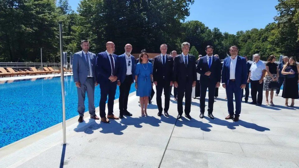 MIZdravstva's tweet photo. Obnovljene Daruvarske toplice - najveći projekt u novijoj povijesti ove zdrav.-turističke ustanove u vrijednosti više od 20 mil. €, od čega je 13,2 mil. € iz #NPOO. Uz ministricu Hrstić, svečanosti su nazočili i predsjednik @VladaRH @AndrejPlenkovic te ministar @TonciGlavina. https://t.co/5wFSP453Ui