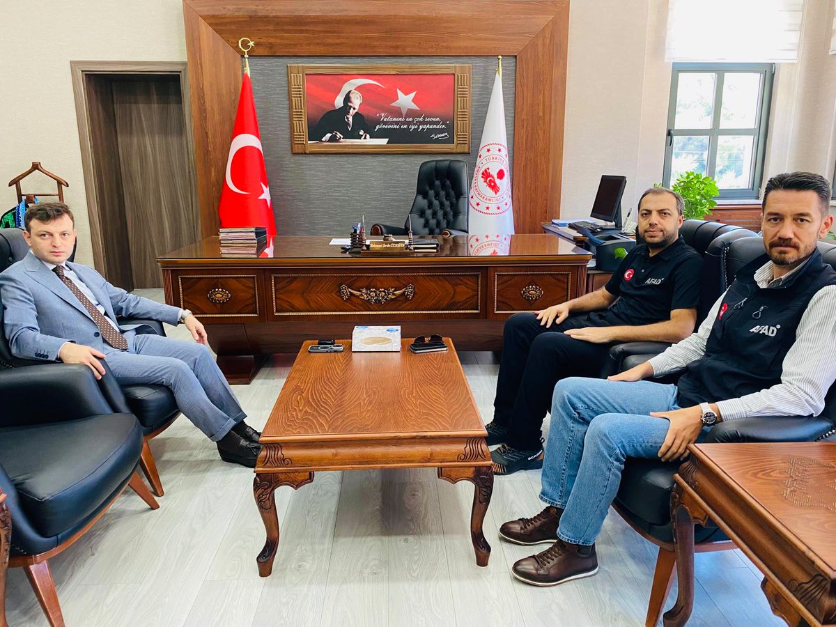AFAD_Bartin's tweet photo. Cumhurbaşkanlığı Kararnamesi ile Amasra Kaymakamı olarak atanan Muhammet Serdar Erdoğan'a İl Müdürümüz Fatih Tecer ve İl Müdür Yardımcımız Fatih Saraç hayırlı olsun ziyaretinde bulundu.

@AFADBaskanlik
@tcbartinvalilik
@amasrakaymakam https://t.co/i6zGJILatK