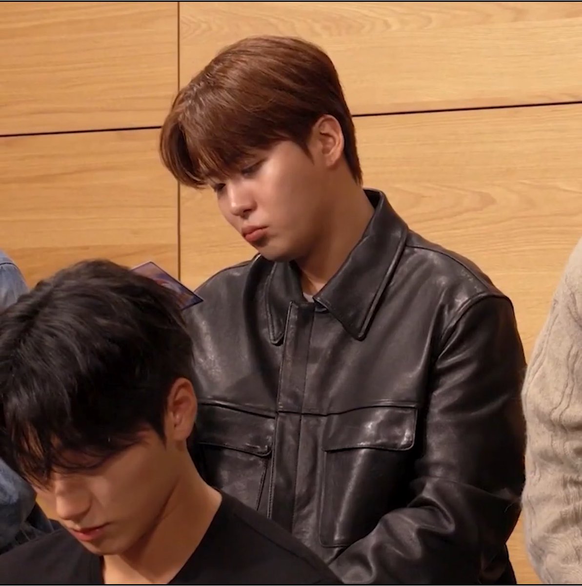 jjonghathan's tweet photo. NO. https://t.co/ZVQ4XX57D2