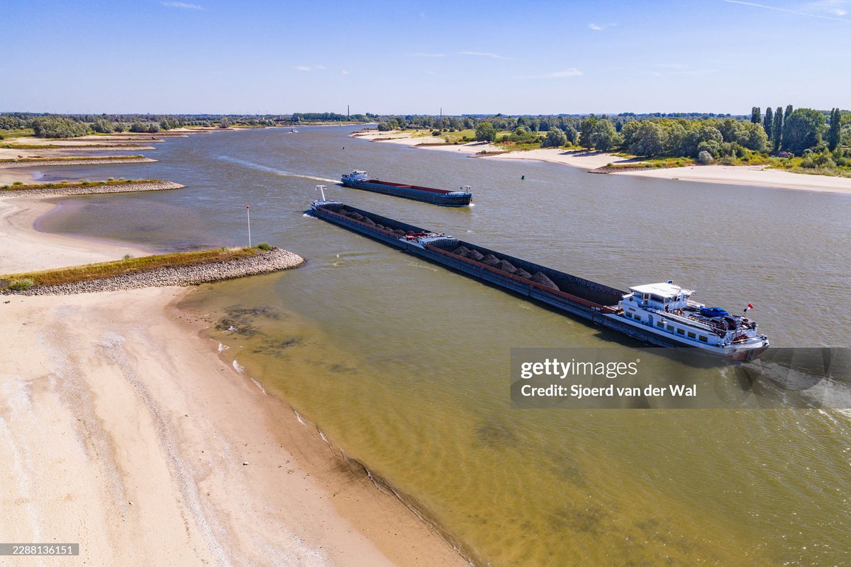 sjo_nl's tweet photo. Drooggevallen woonboten, roestige fietsen, zand- en steenvlaktes langs de oevers: laag water fotoreportage voor Getty Images met foto's van de Waal bij Nijmegen en de IJssel bij Brummen en Deventer. #droogte #laagwater #waal #IJssel https://t.co/S0EuFt2qei https://t.co/paU1PGk22T