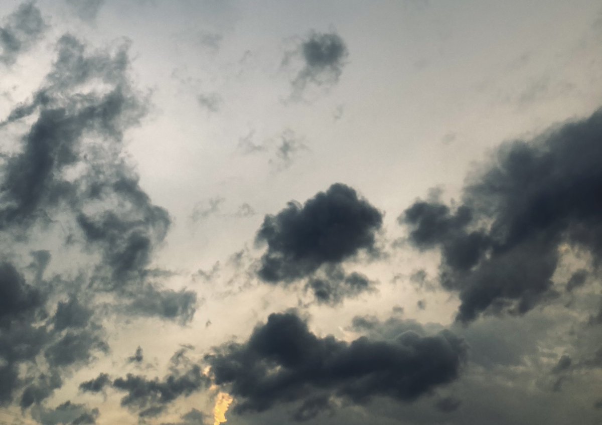 NATuuuuT's tweet photo. 夏の怪しげな雲 https://t.co/Opiwv8cOiQ