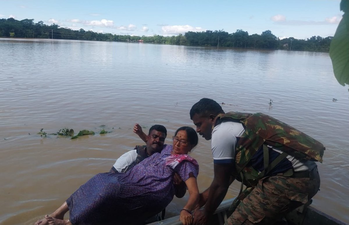 adgpi's tweet photo. #OpJalRahat 
𝗛𝗼𝗽𝗲 𝗜𝗻 𝗔𝗰𝘁𝗶𝗼𝗻

Amidst the devastating floods in #Assam, the #IndianArmy continues its relentless humanitarian mission under #OpJalRahat. Working shoulder-to-shoulder with the civil administration, NDRF, SDRF and local agencies, troops of @Spearcorps are conducting rescue and relief operations, providing medical aid, restoring connectivity and reaching stranded families in the remotest areas, even through innovative use of logistic drones. (1/2)

#ServiceBeforeSelf 
#HADR 
#NationFirst