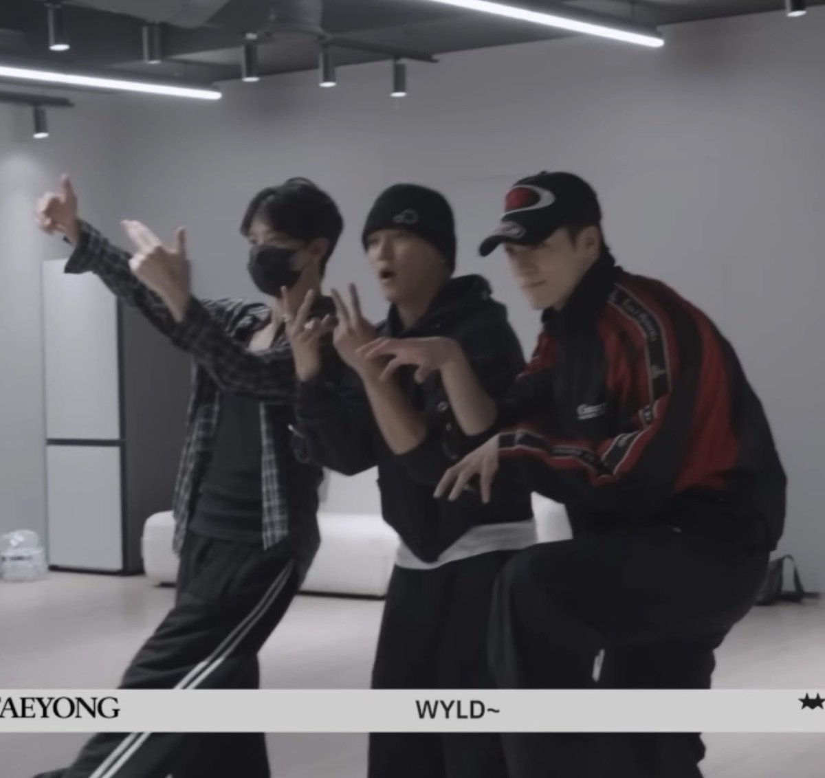 mtyong_'s tweet photo. คือตงนี้น่ารักโคตรๆๆ 
🍙 : เสดแล้วก้โพสท่างี้น้าา wyld 🕷️
🐰 : แบบนิ้หลอคับ
🍙 : อื้อ wyld 
🐶 : มานม่ายช่ายมดหลอคับ มดงะ 
🍙: มด ?🥺
🐶 : *ทำท่ามด*🐜ㅜㅜㅜㅠㅠㅠ
🍙 : ทำแบบที่อยากทำก้ได้

แล้วโน่ก้ทำท่ามด ม๋าน้อยอยากเป้นมดหนิ ㅠㅠㅠㅠㅠㅠㅠㅠㅠㅠㅠㅠㅠㅠㅠㅠㅠㅠㅠㅠ https://t.co/E38NqS25jQ