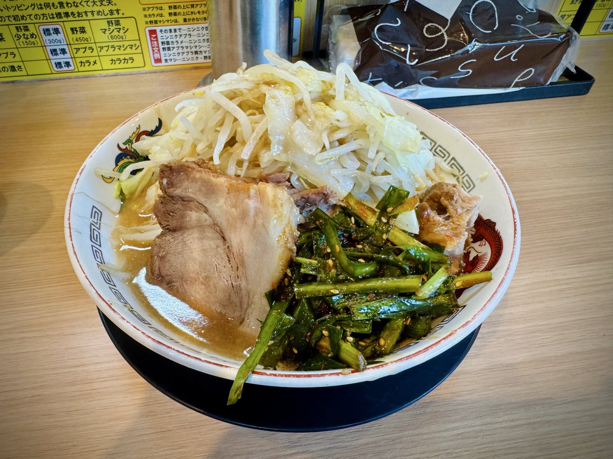supermojitoman's tweet photo. 豚山 恵比寿店
ミニラーメン辛ニラ 1,050円
ニンニクヤサイカラメ

何回か行ってみたが、今まで食べた二郎系の豚山でここが個人的に1番美味かった🐖
#ラーメン https://t.co/4tJAtKuunm