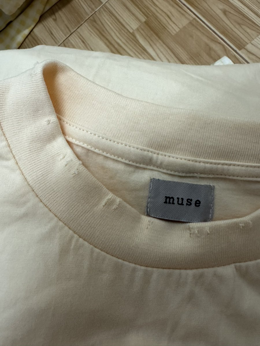 sandyysmiling's tweet photo. มีใครซื้อเสื้อ muse มาแล้วเป็นแบบเราบ้างไหม คอเสื้อเป็นริ้วๆ กับมีรอยด่างที่หลังเสื้อ https://t.co/fD1i0yBtyq