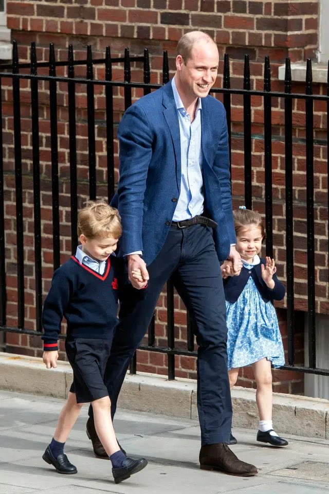 KatesPowerSuit's tweet photo. The day proud papa William took George and Charlotte to meet new baby brother Louis https://t.co/B0U3ASoURi