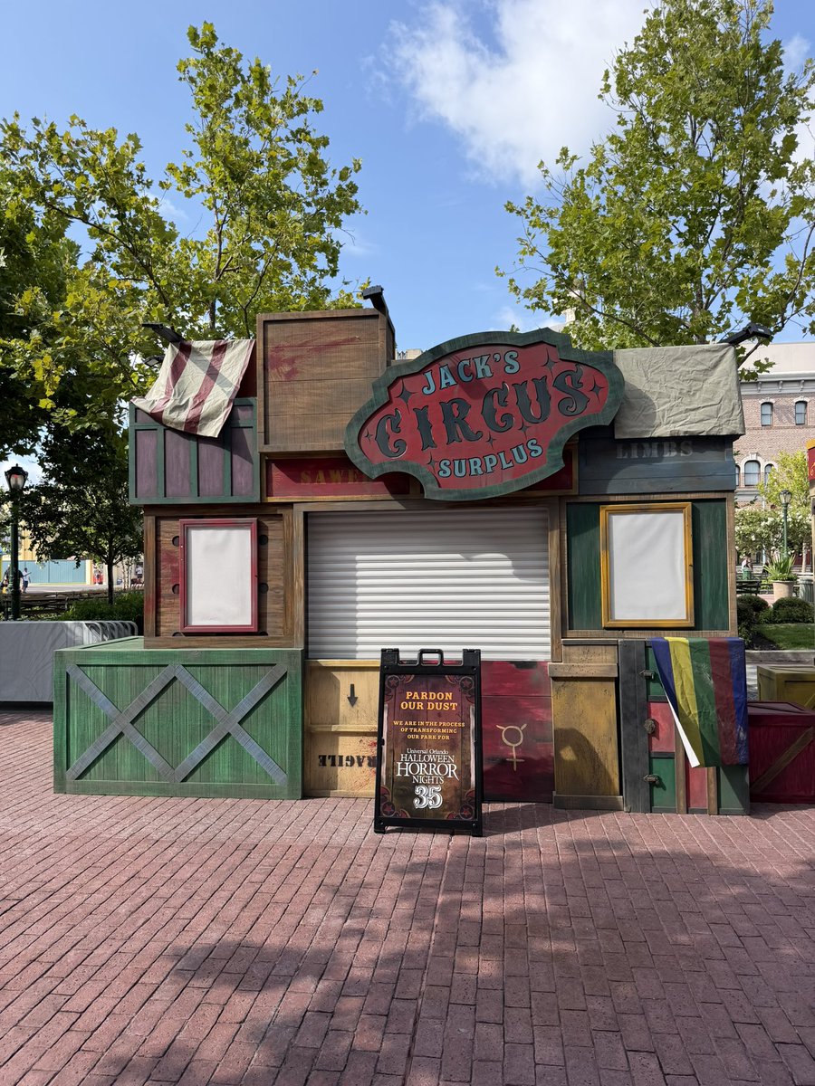SpeculationMatt's tweet photo. 🚨FOODBOOTHS ARE HERE!🚨 Two food booths have sprung up in New York! One is themed to Jack and the other to Oddfellow! #HHN35 #HHN https://t.co/dx8Pbm6exo