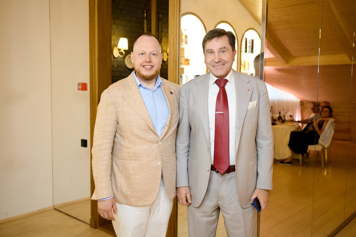APB_w_RB's tweet photo. Поздравляем ARZINGER с 20-летием! ARZINGER - первая международная юридическая фирма в 🇧🇾, один из лидеров в сопровождении инвестиций, M&amp;A, GR и переговорах. 
ARZINGER и @APB_w_RB уже более 7 лет являются надежными партнерами и добрыми друзьями. 
Желаем дальнейшего развития! https://t.co/SPyzQCShjB