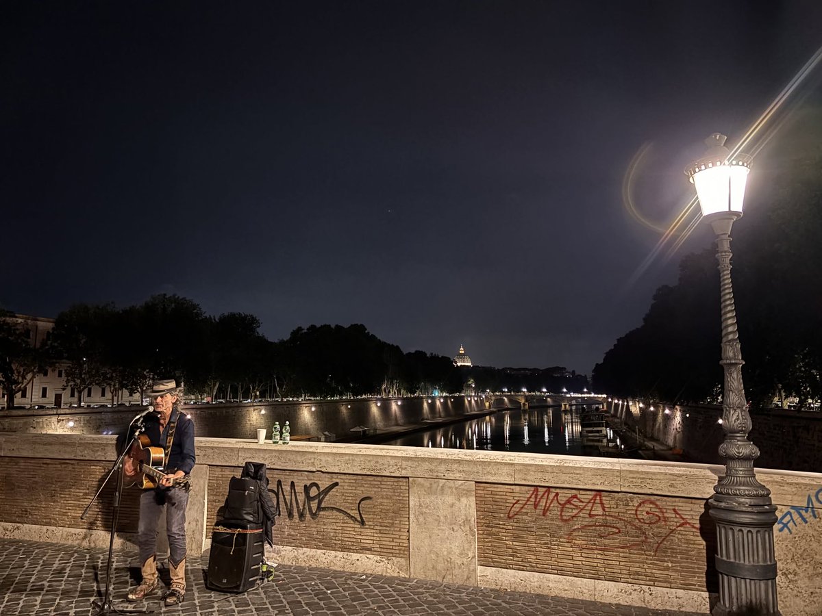 Discoverer_Blog's tweet photo. After the long, exhausted walk through various roman locations, Trastevere neighbourhood is a great place to eat, drink and listen to different street performers such as this one on Ponte Sisto (Basilica San Pietro in the back).
#rome #foodanddrink #trastevere #discovererblog https://t.co/6b9MuI14GP