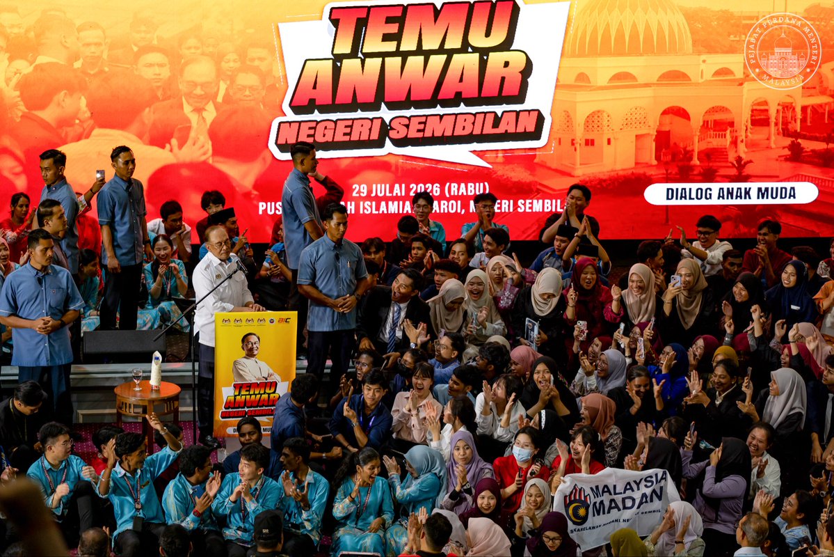 anwaribrahim's tweet photo. Bercakap di sesi pertemuan dengan anak muda dan mahasiswa meliputi pelbagai isu dan lapangan yang penting pada negara dan rakyat Malaysia. 

Saya tegaskan negara ini kekal teguh berteraskan Melayu Islam, namun negara ini terus tegas merangkul kekuatan dan kebersamaan semua kaum dan agama yang menjadi asas kekuatan Malaysia sekian lama. Jadi jangan ada mana-mana pihak yang cuba mengganggu-gugat perpaduan ini. 

Sementalahan, saya menekankan betapa keperluan agar anak-anak muda masa kini untuk meneroka bidang-bidang baru yang diperlukan dunia hari ini sementara terus mengakar ke bumi, yakni kekal berpegang pada nilai kita, akhlak kita, budaya kita dan kemanusiaan kita. 

Dalam usaha menggarap lapangan-lapangan baharu, jangan dikesampingkan hal dan perkara yang asasi. Negara yang madani adalah negara yang tidak sama sekali merendahkan martabat mana-mana kaum di negara ini sambil kita perkuatkan yang teras demi kesejahteraan semua. 

#MADANIbekerja
#YakinMADANI